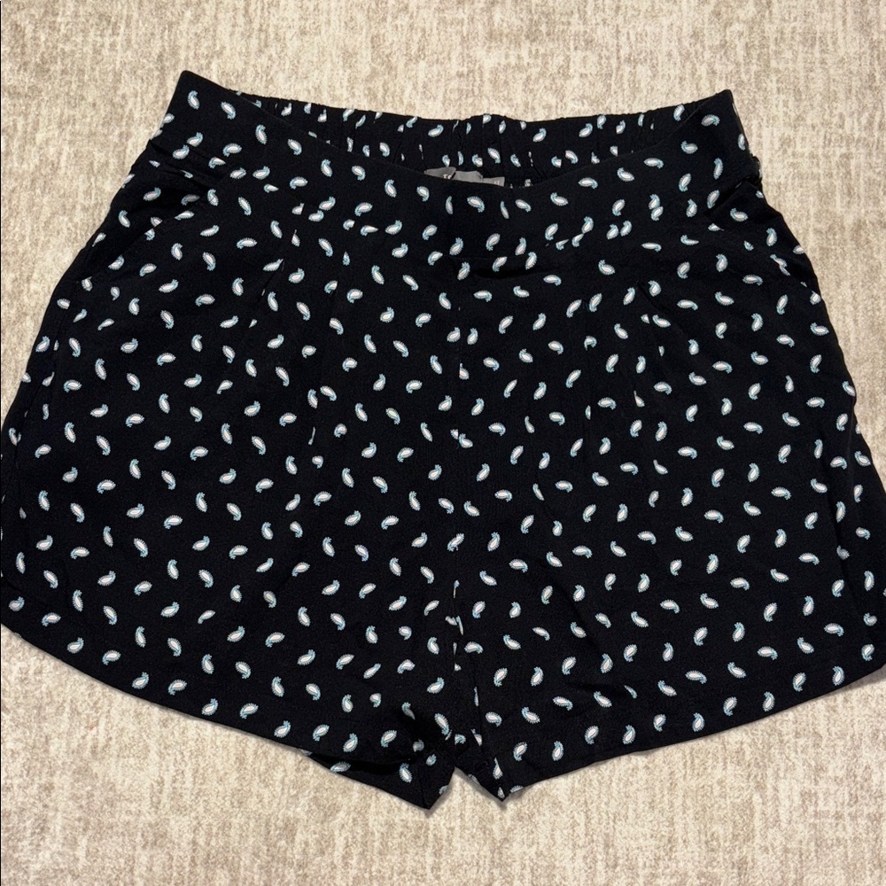 1X 14/16 Torrid sz 1 flowy paisley shorts black pull in All year wear!